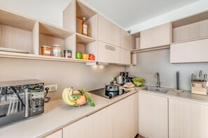 冷蔵庫、電子レンジ、オーブン、食器洗い機