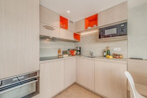 Kühlschrank, Mikrowelle, Ofen, Geschirrspüler