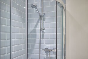 Bathtub, hair dryer, towels, shampoo