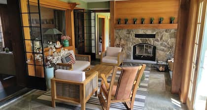 Enjoy The hidden Gem Villa! New York's Vibrant & Colorful spring season Awaits!
