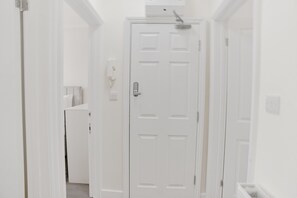 Interior entrance - Studio & One Bedroom Apartment in Euston (London)