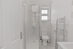 Economy Apartment, 1 Bedroom, Private Bathroom, Courtyard View | Bathroom | Combined shower/tub, towels - Studio & One Bedroom Apartment in Euston (London)