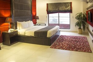 华丽双人房 | 办公桌、遮光窗帘、隔音、免费 WiFi