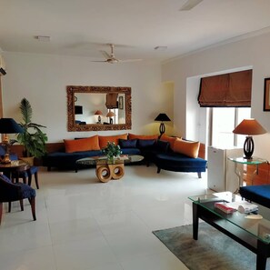Executive Double Room | Living area | 32-inch TV with cable channels