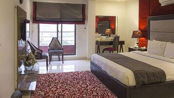 Deluxe tweepersoonskamer | Een bureau, verduisterende gordijnen, geluiddichte muren, gratis wifi