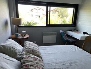 3 chambres, bureau, fer et planche à repasser