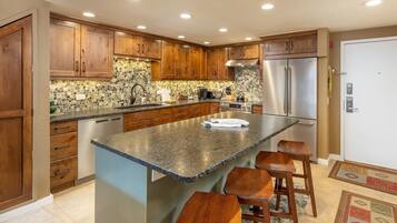 Condo, 3 Bedrooms | Private kitchen | Fridge, oven, coffee/tea maker, toaster