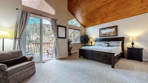Mammoth Gateway Village 7 Pet-Friendly, Mountain Modern with Private Jacuzzi and 2 Car Garage by RedAwning