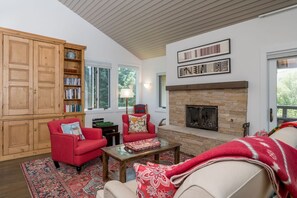 Televisión y chimenea 