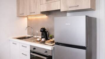 Réfrigérateur, four, cafetiÚre/bouilloire