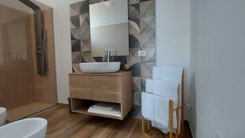 Dusche, Haartrockner, Bidet, Handtücher