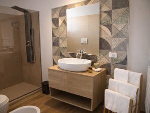 Ducha, secador de pelo, bidet, toallas