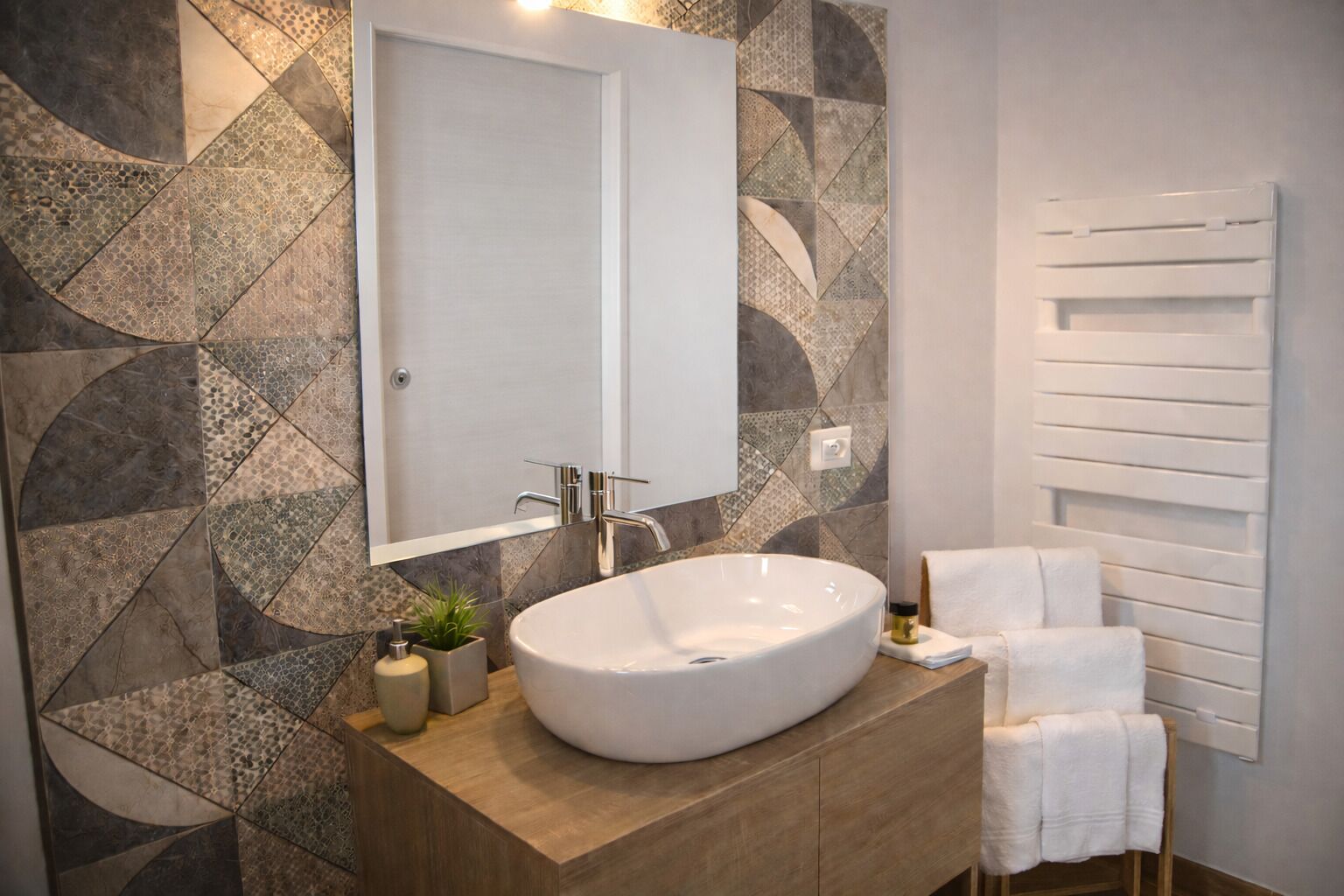 Douche, sèche-cheveux, bidet, serviettes fournies