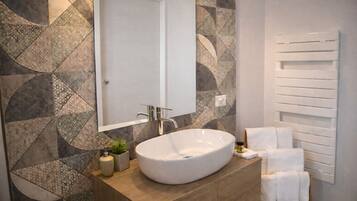 Douche, sĂšche-cheveux, bidet, serviettes fournies