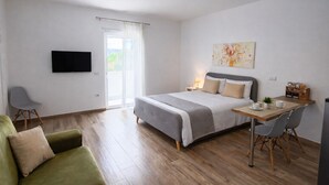 A bedroom with a bed, a desk, a chair, a TV, and a window. - Suite con Terrazzo, Parcheggio Gratuito – Lecce (Castromediano)