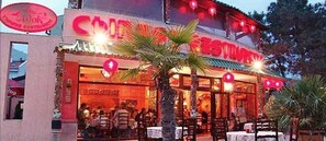 Outdoor dining - Beautiful Apartment Located on a 5 Star Resort, Close to Sunny Beach - Sunny Beach Apartment 1001 (Sunny Beach)