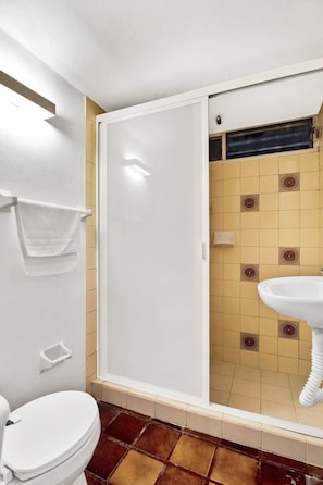 Shower, hair dryer, towels - +MS +Suite Confortable +Centrica +Zaragoza +A24 (Santiago de Querétaro)