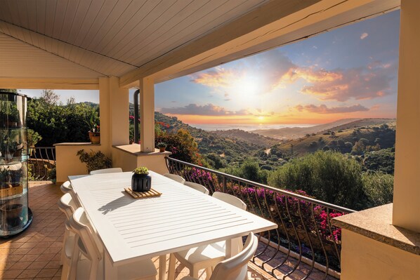 Outdoor dining - Villa Mariposa with sea view, private pool, garden, barbecue and free Wi-Fi (Budoni)