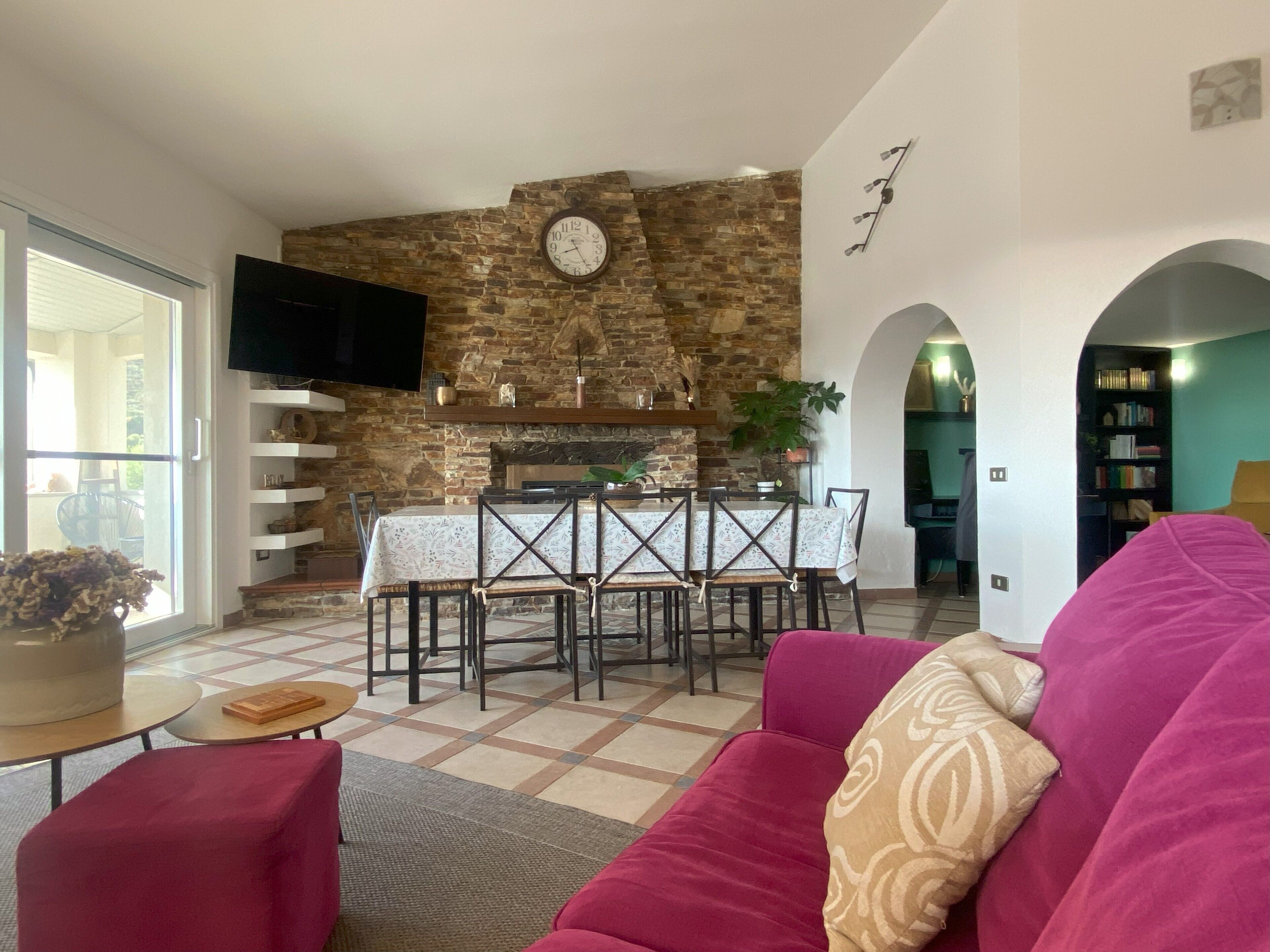 Smart TV, caminetto, libri, studio