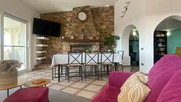 Smart TV, caminetto, libri, studio