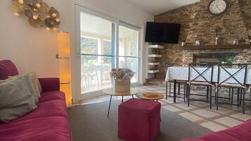 Smart TV, caminetto, libri, studio