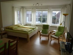 1 bedroom, bed sheets