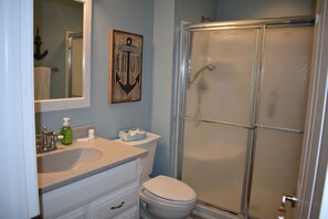 Ensemble baignoire-douche, serviettes fournies, papier de toilette