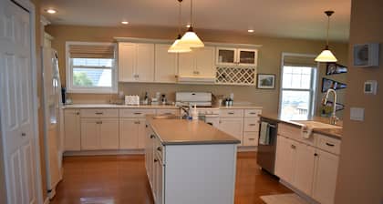 Nautical 5 Bedroom 5 Bathroom Home on Diamond Lake