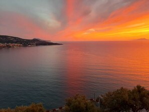 Perto da praia, espreguiçadeiras, toalhas de praia 