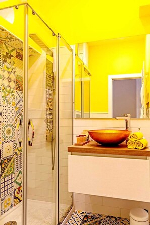 Chuveiro, secador de cabelo, roupões de banho, toalhas de banho