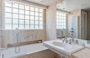 Bathtub