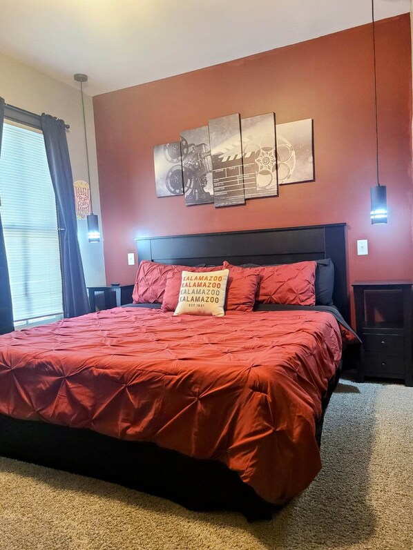 4 habitaciones, escritorio y tabla de planchar con plancha 