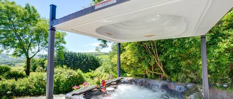 Bañera de hidromasaje al aire libre