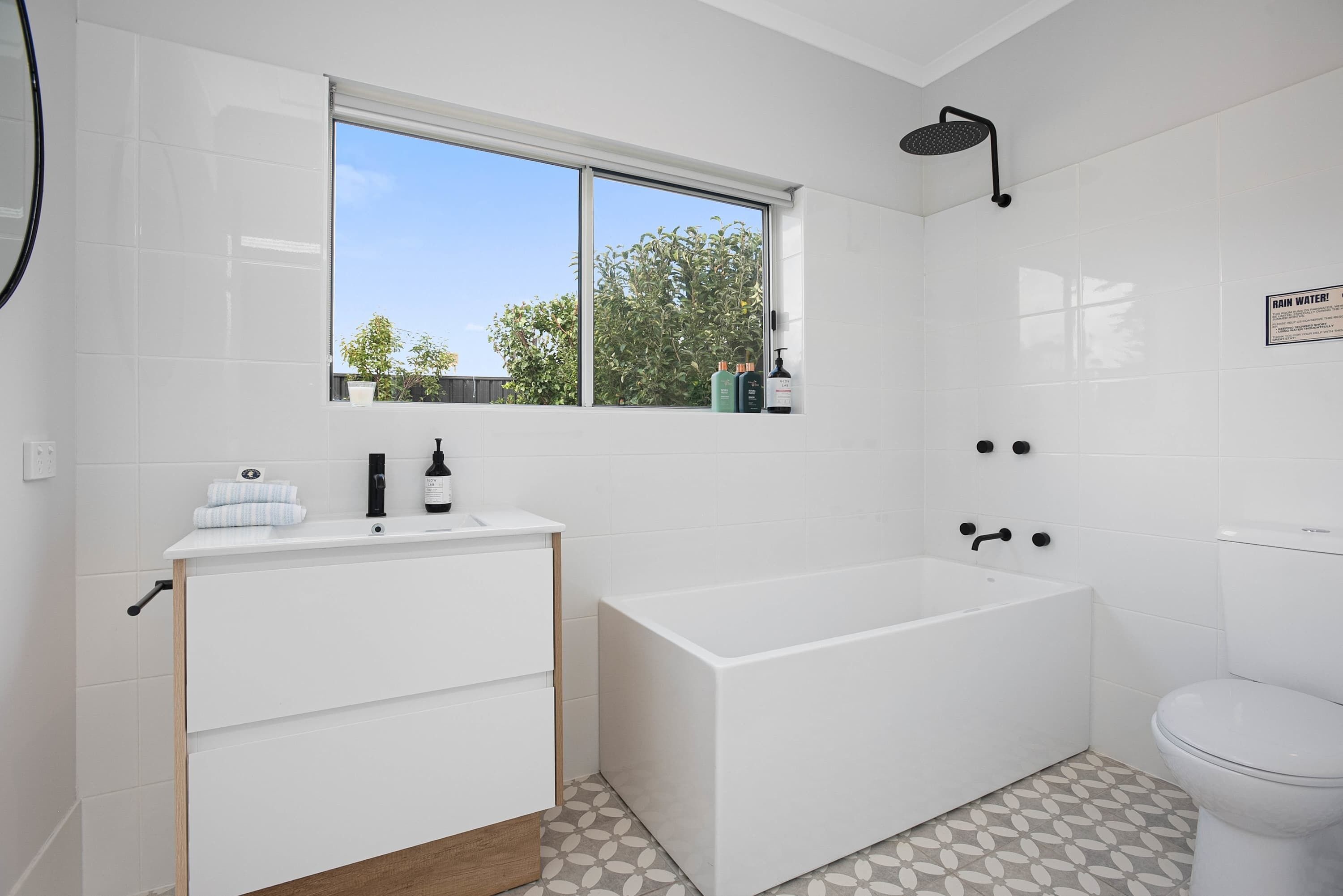 Douche, articles de toilette gratuits, sèche-cheveux