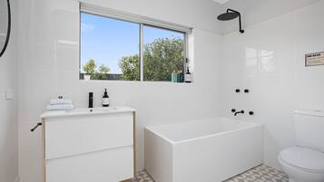 Douche, articles de toilette gratuits, sĂšche-cheveux
