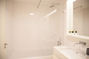 Badekar, hårføner, håndklær og sjampo