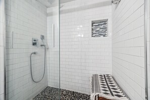 Douche, sèche-cheveux, serviettes fournies, savon