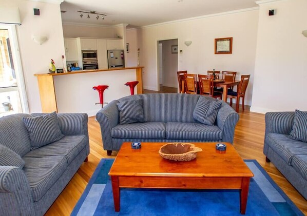 TV, fireplace - `Lochnagar Barossa` - 3 En-suites - Walking distance to wineries (Tanunda)