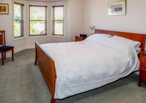 3 bedrooms, desk, iron/ironing board, WiFi