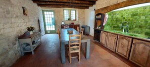 Fridge, microwave, oven, stovetop - Character house 12 people (Courbiac)
