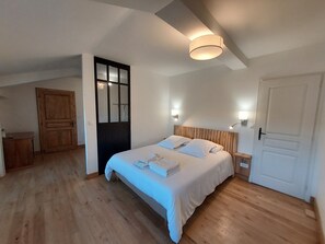 5 chambres, coffres-forts dans les chambres, fer et planche à repasser