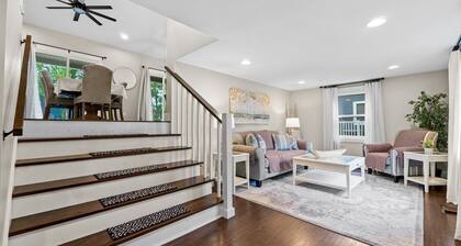 Cozy Cottage  on Cedar Lake with Children's Club House.  Perfect For Families