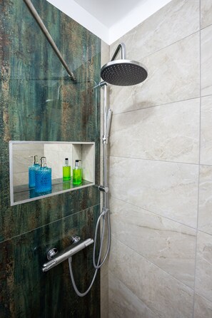 Apartamento urbano | Banheiro | Chuveiro, chuveiro com efeito de chuva, produtos de toalete grátis