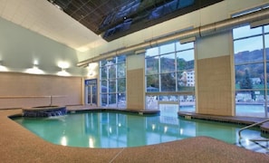 Piscine intérieure, piscine extérieure
