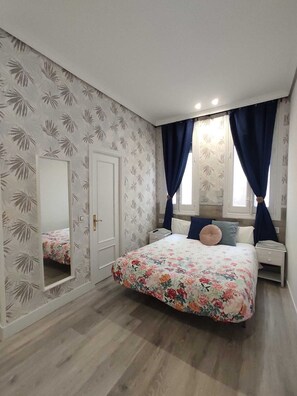 Standard Double Room | Desk, laptop workspace, free WiFi, bed sheets - Hostal Alfaro (Madrid)