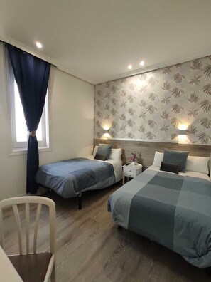 Standard Twin Room | Desk, laptop workspace, free WiFi, bed sheets - Hostal Alfaro (Madrid)