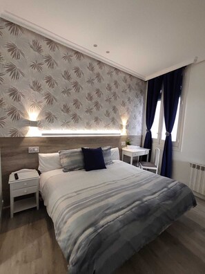 Standard Double Room | Desk, laptop workspace, free WiFi, bed sheets - Hostal Alfaro (Madrid)