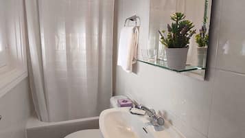 Quarto duplo standard | Banheiro | Chuveiro/banheira combinados, secador de cabelo (mediante solicitação)