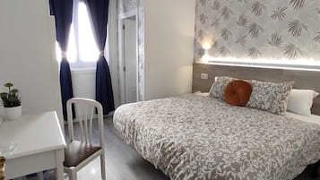 Quarto casal standard | Escrivaninha, espaço de trabalho para notebook, Wi-Fi de cortesia