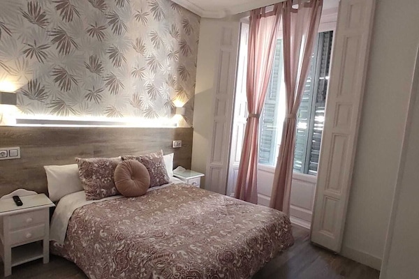 Escritorio, espacio para trabajar con laptop y wifi gratis